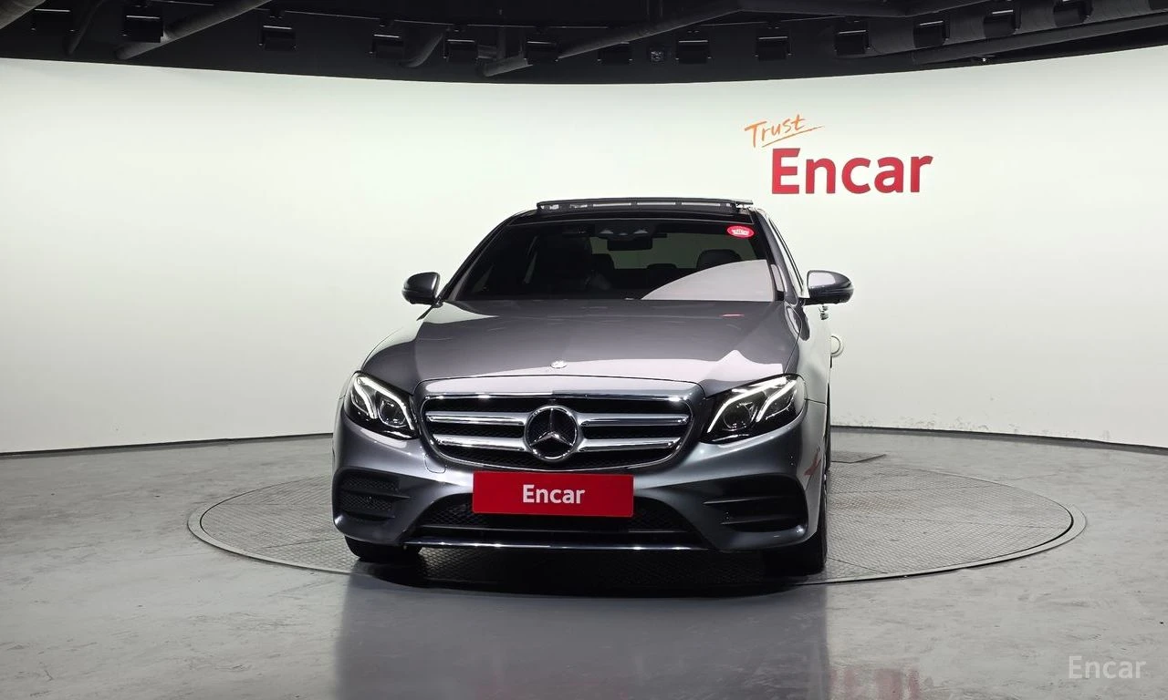 Mercedes-Benz E 300 4MATIC* AMG* HEAD-UP* CARBON* 360 КАМЕРИ* HUD, снимка 2 - Автомобили и джипове - 54598403