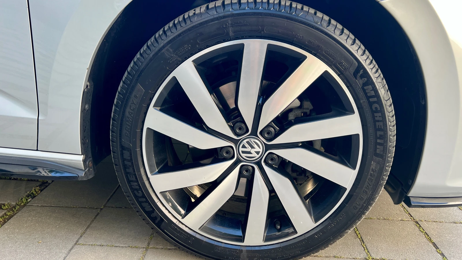 VW Touran R LINE, снимка 8 - Автомобили и джипове - 54726332