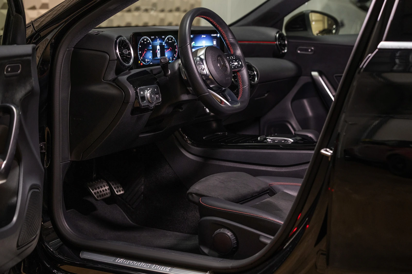 Mercedes-Benz A 180 * AMG   line * Автоматик * Подгрев на седалките * , снимка 7 - Автомобили и джипове - 54878741