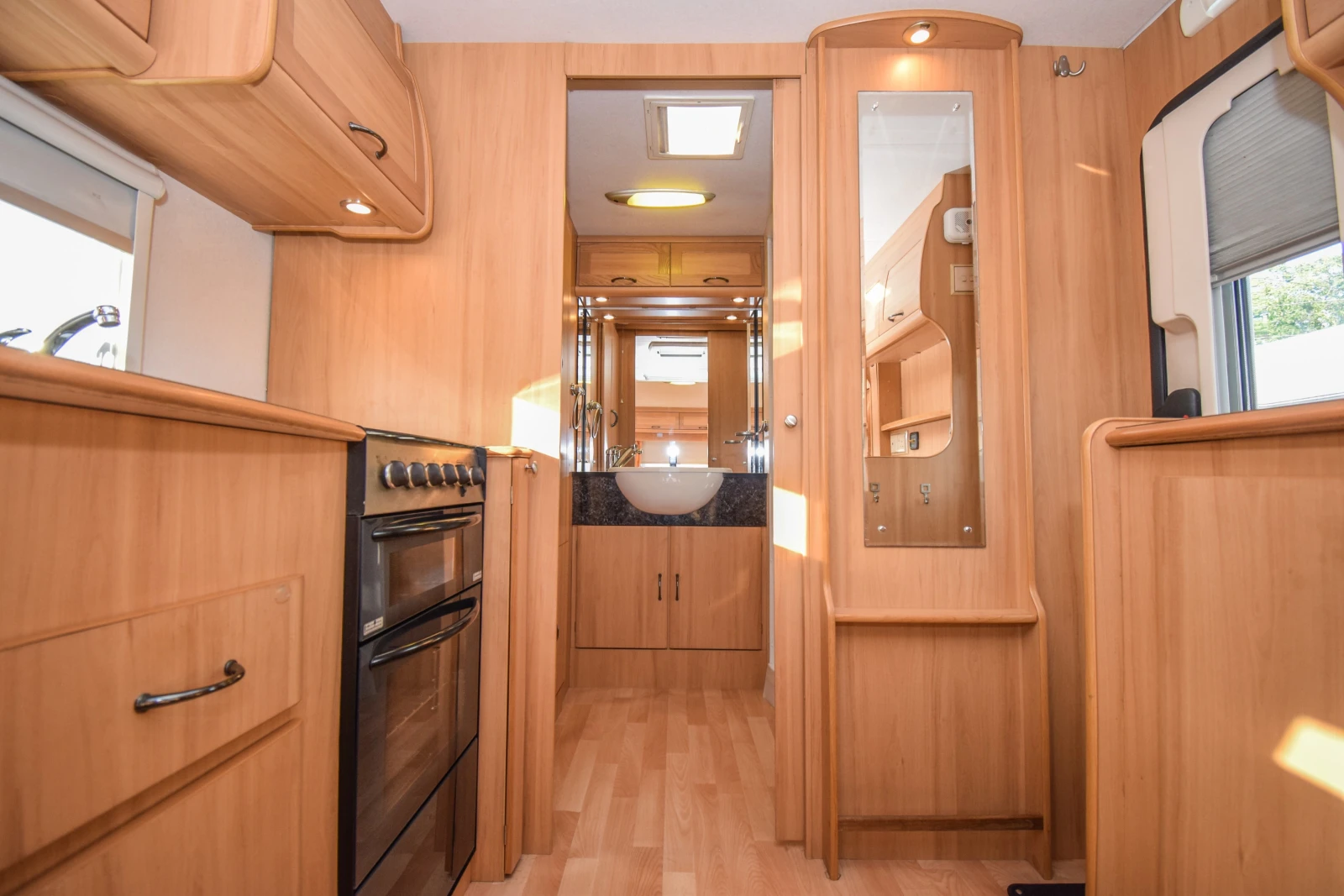 Каравана Avondale Argente 480-2, снимка 13 - Каравани и кемпери - 55669995