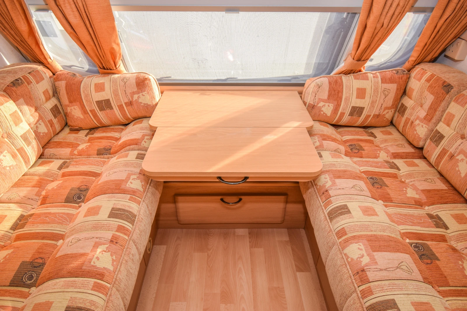 Каравана Avondale Argente 480-2, снимка 8 - Каравани и кемпери - 55669995