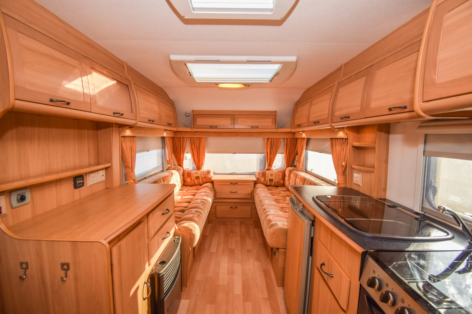 Каравана Avondale Argente 480-2, снимка 6 - Каравани и кемпери - 55669995