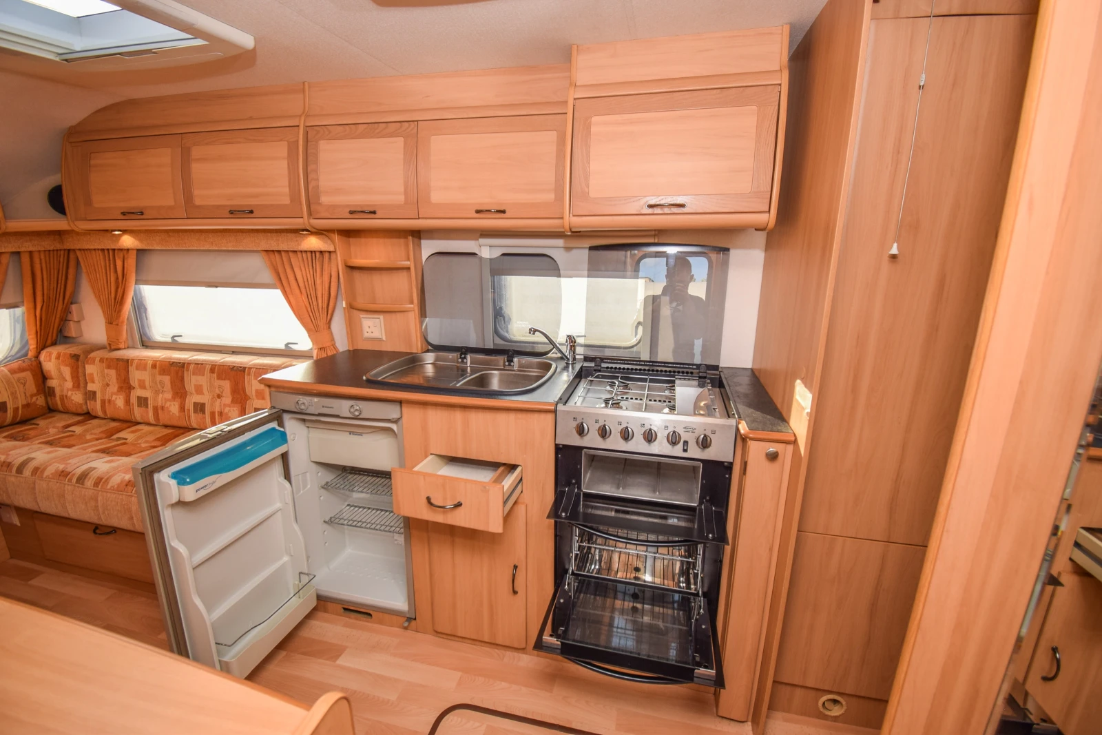 Каравана Avondale Argente 480-2, снимка 12 - Каравани и кемпери - 55669995
