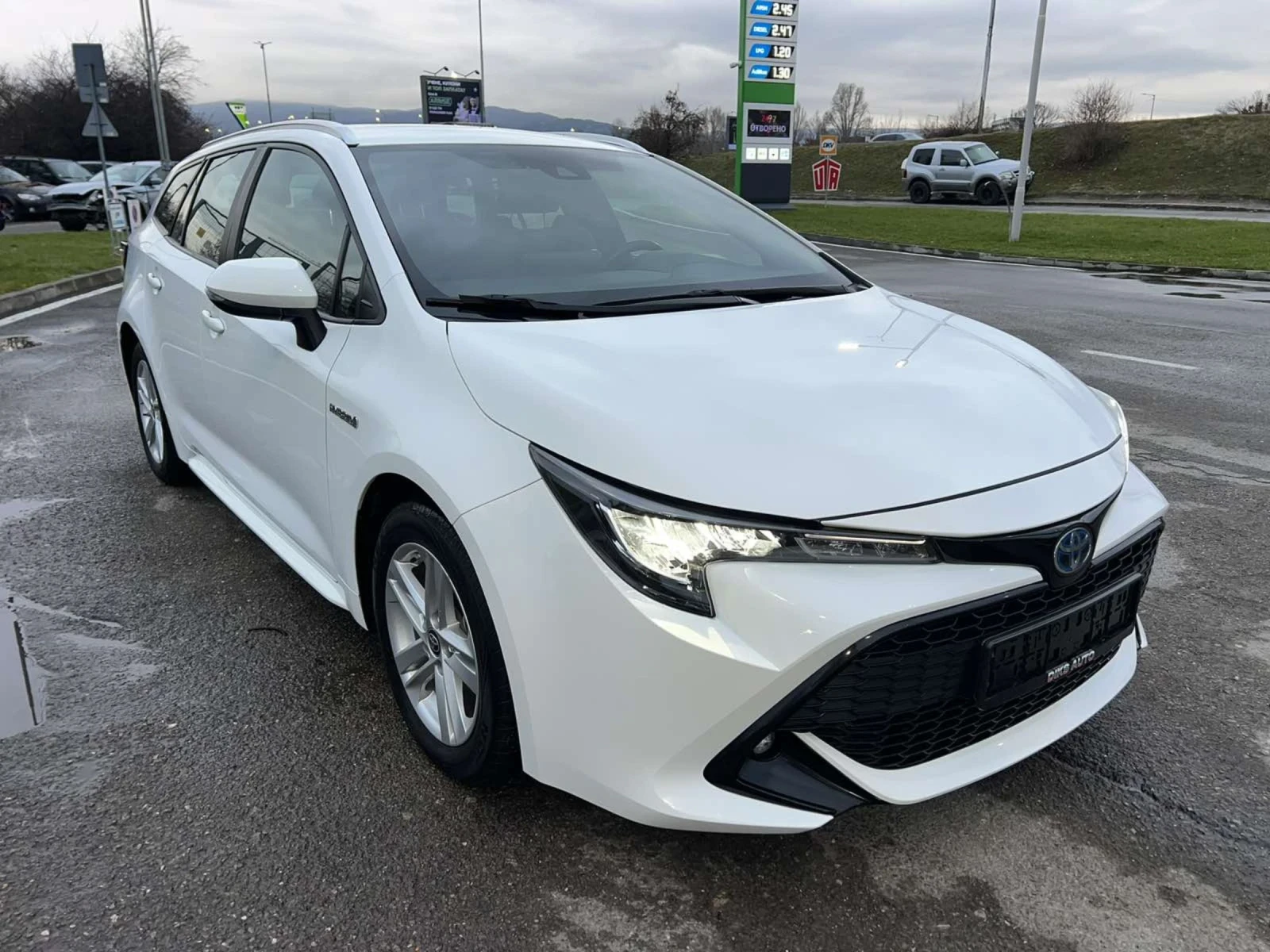 Toyota Corolla EXECUTIVE 1.8 HYBRID  - изображение 2