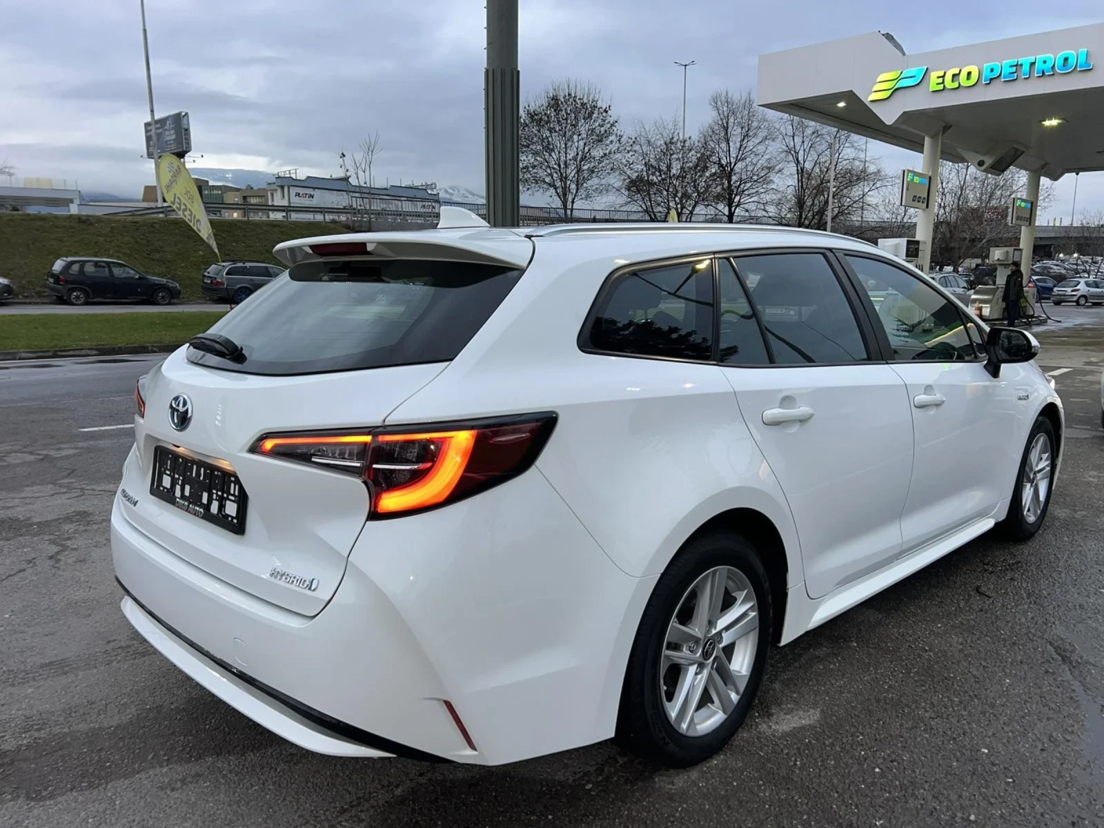 Toyota Corolla EXECUTIVE 1.8 HYBRID  - изображение 3