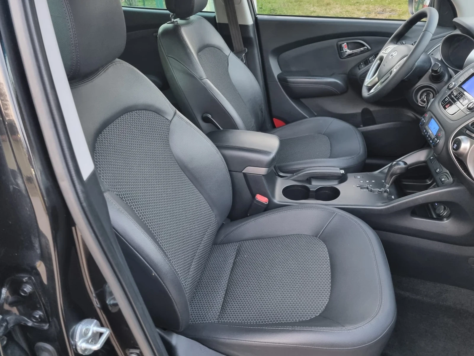 Hyundai IX35 2.0CRDi 4х4 ШВЕЙЦАРИЯ, снимка 8 - Автомобили и джипове - 53883638