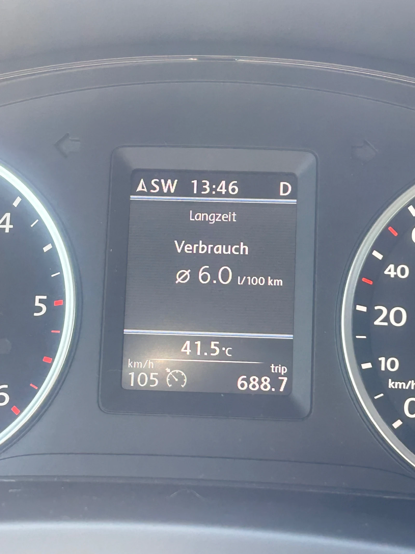 VW Tiguan 2.0TDI 4Motion 177PS* R-Line* DynAudio* Pan* , снимка 14 - Автомобили и джипове - 56024080