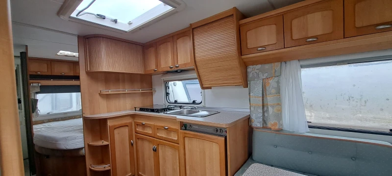 Каравана Burstner 500, снимка 9 - Каравани и кемпери - 53501806