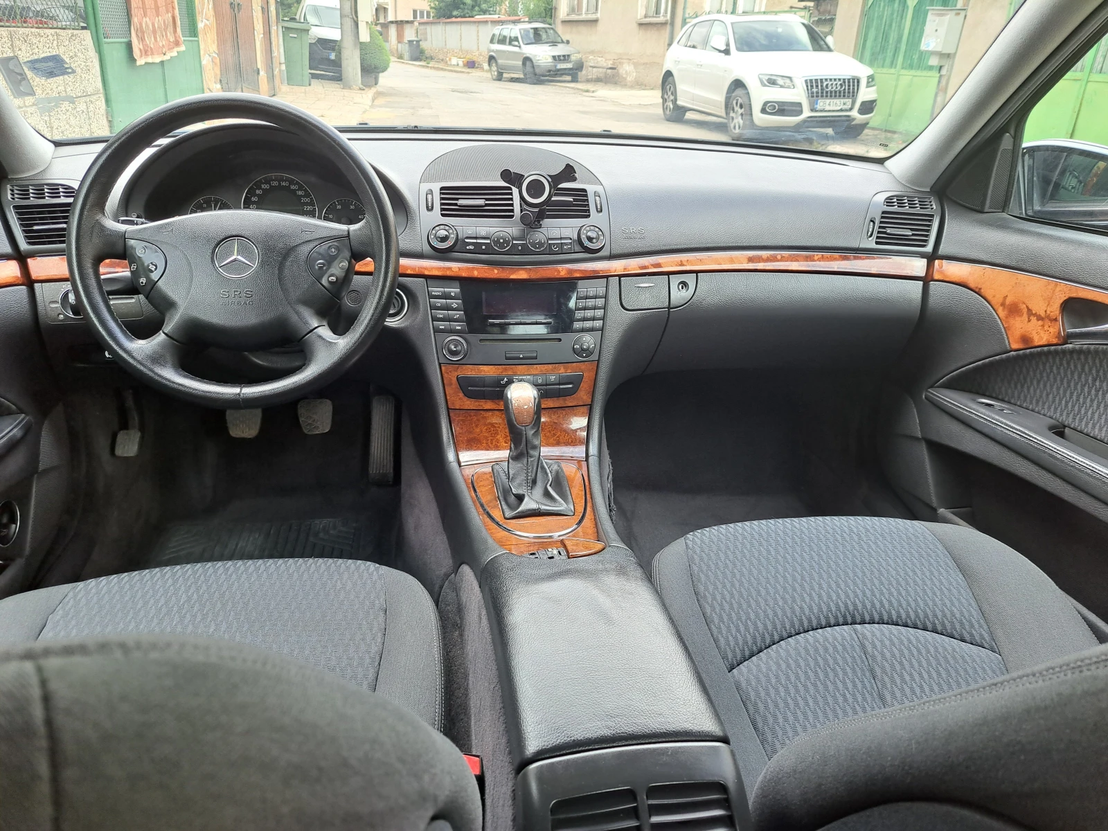 Mercedes-Benz E 220, снимка 6 - Автомобили и джипове - 56186279