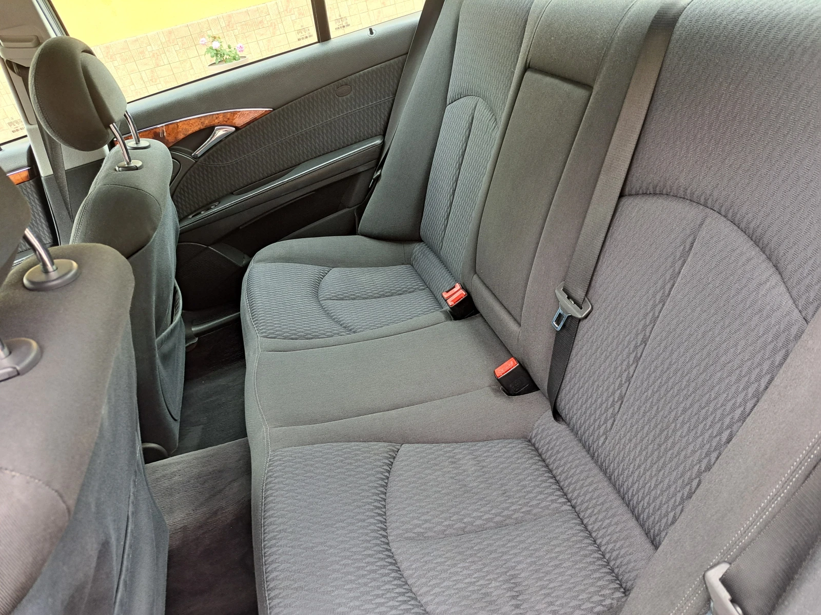 Mercedes-Benz E 220, снимка 8 - Автомобили и джипове - 56186279
