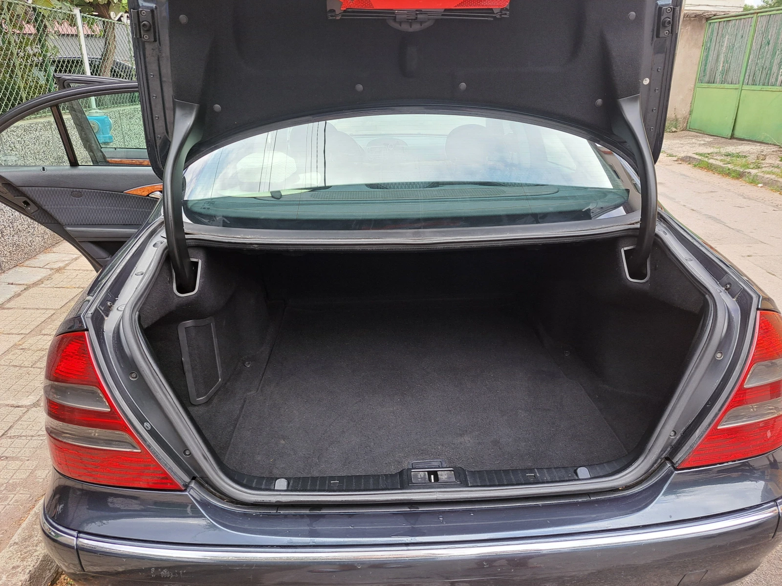 Mercedes-Benz E 220, снимка 3 - Автомобили и джипове - 56186279