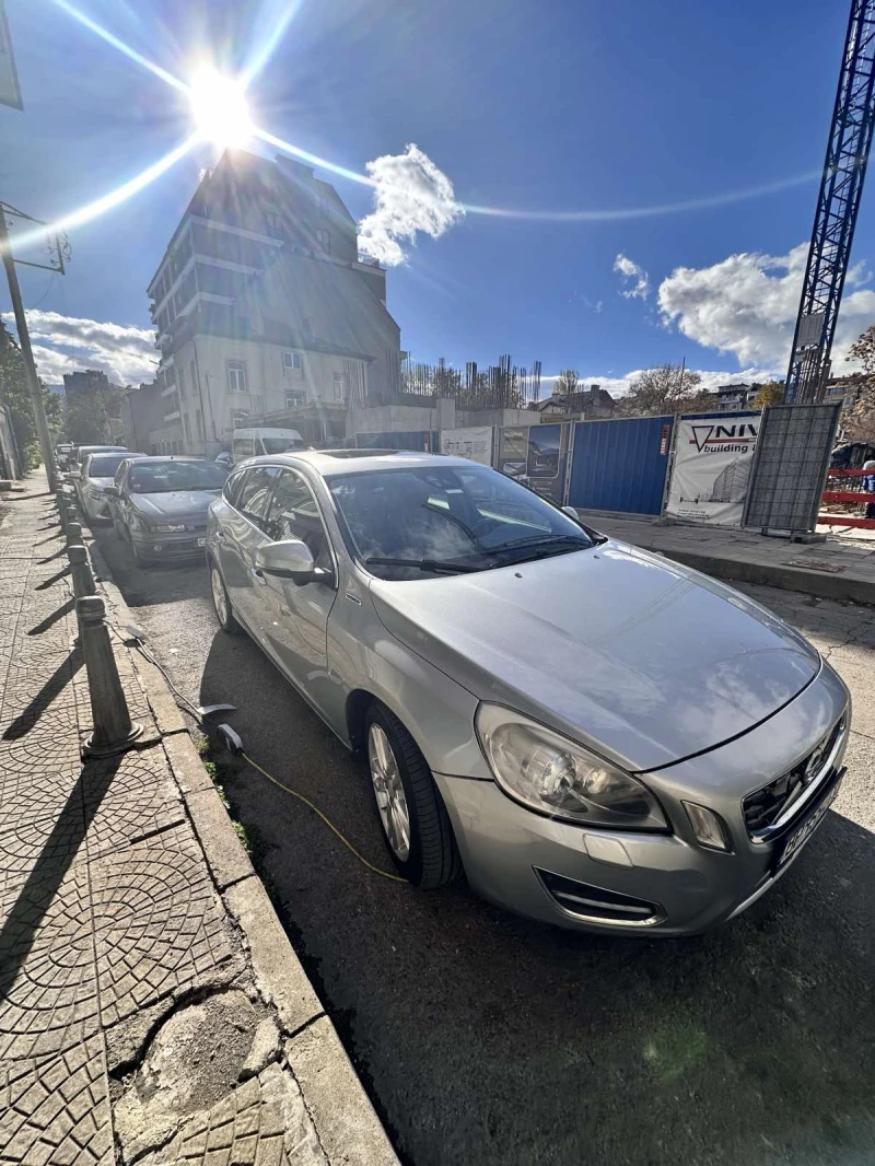 Volvo V60 4x4 Plug in Hibrid 2, 4 D, снимка 2 - Автомобили и джипове - 52393281