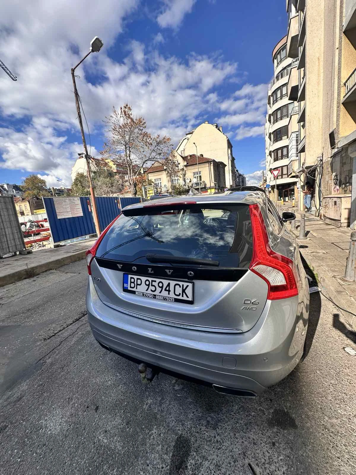 Volvo V60 4x4 Plug in Hibrid 2, 4 D - изображение 6