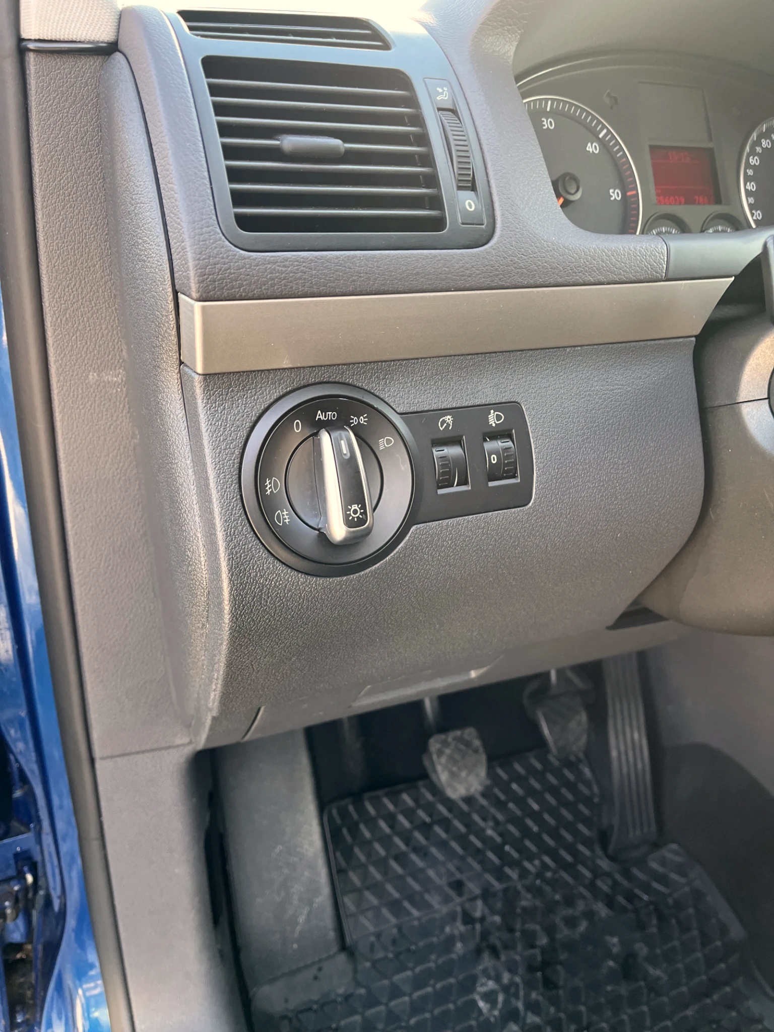 VW Touran 1.9TDI ★ FACELIFT ★ ОБСЛУЖЕН ★ , снимка 10 - Автомобили и джипове - 53657455