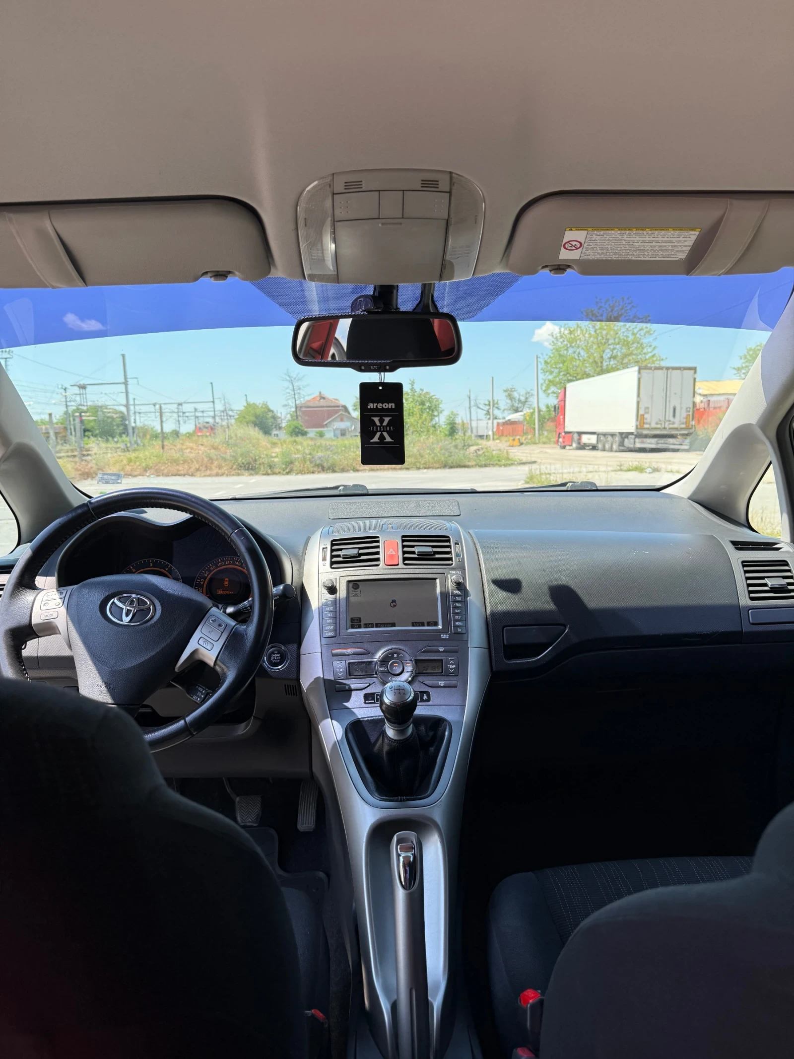 Toyota Auris, снимка 16 - Автомобили и джипове - 54683266