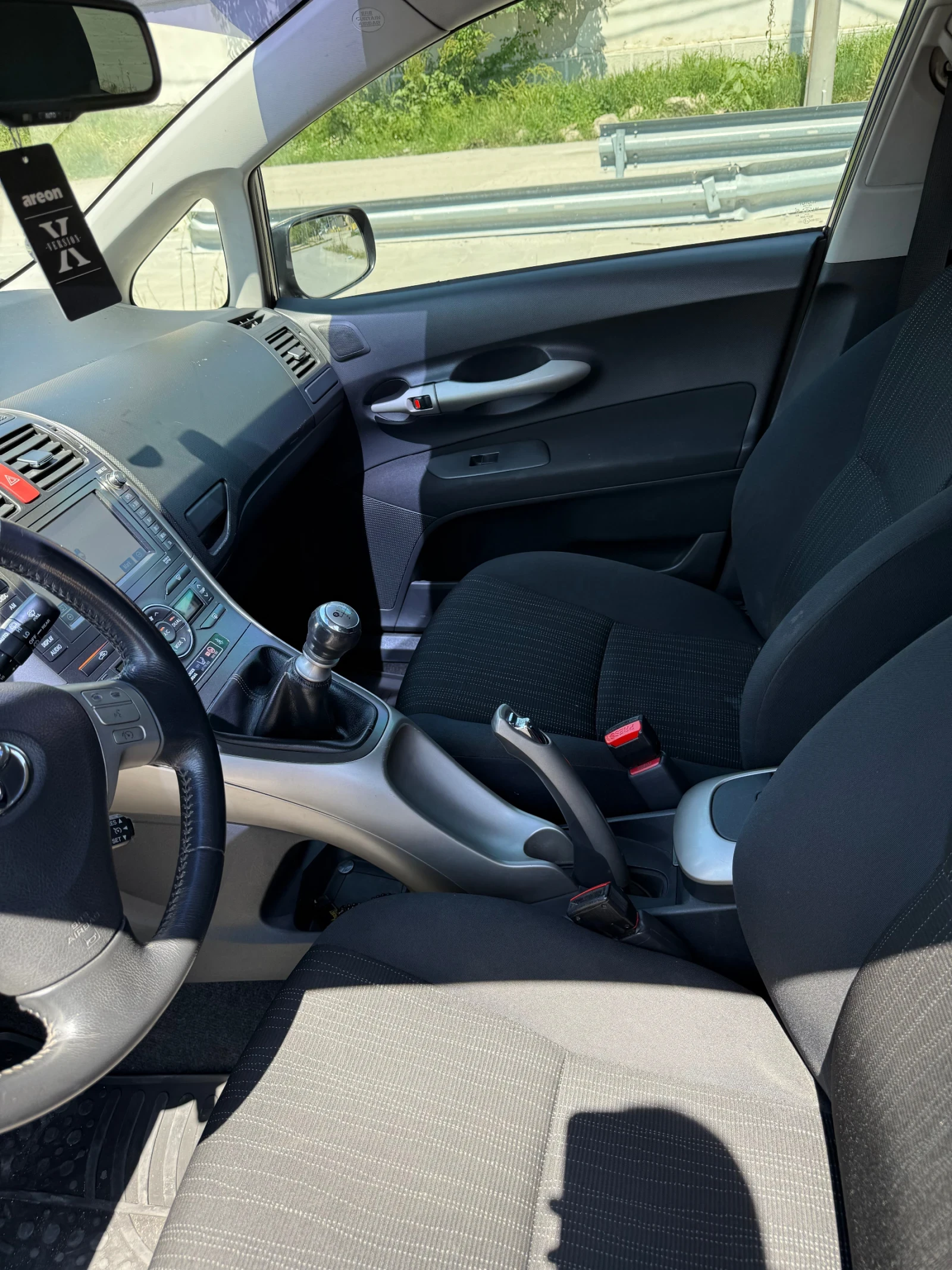 Toyota Auris, снимка 9 - Автомобили и джипове - 54683266