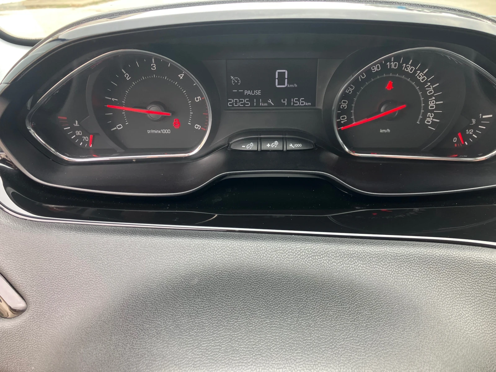 Peugeot 208 1.4-HDI, снимка 16 - Автомобили и джипове - 56057431