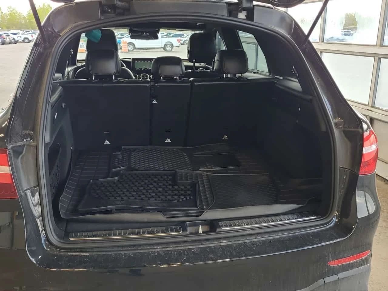 Mercedes-Benz GLC 63 AMG  S * BURMESTER * 360 * PANO * CARFAX, снимка 14 - Автомобили и джипове - 54512670