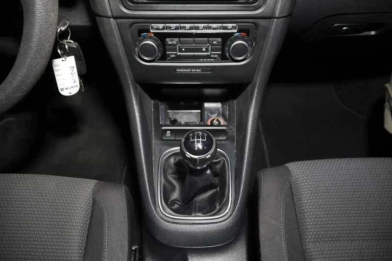 VW Golf 1.6TDI COMFORTLINE 2011, снимка 12 - Автомобили и джипове - 52436620