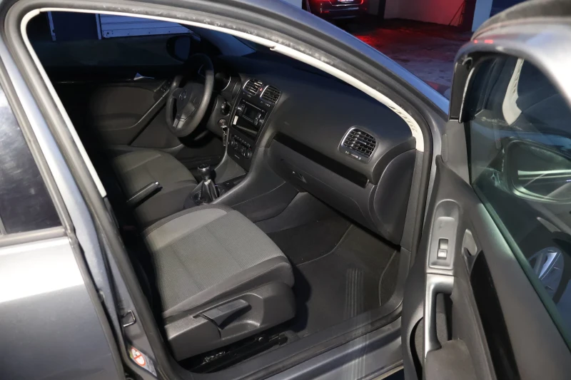 VW Golf 1.6TDI COMFORTLINE 2011, снимка 8 - Автомобили и джипове - 52436620