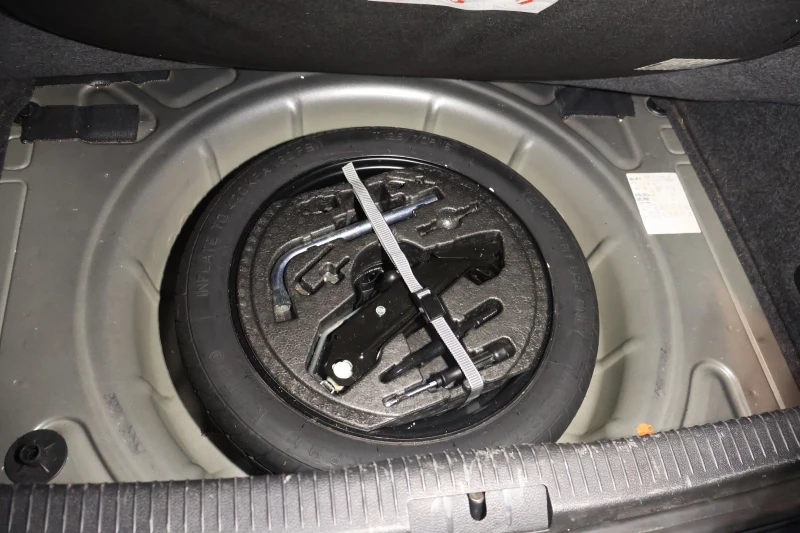 VW Golf 1.6TDI COMFORTLINE 2011, снимка 14 - Автомобили и джипове - 52436620