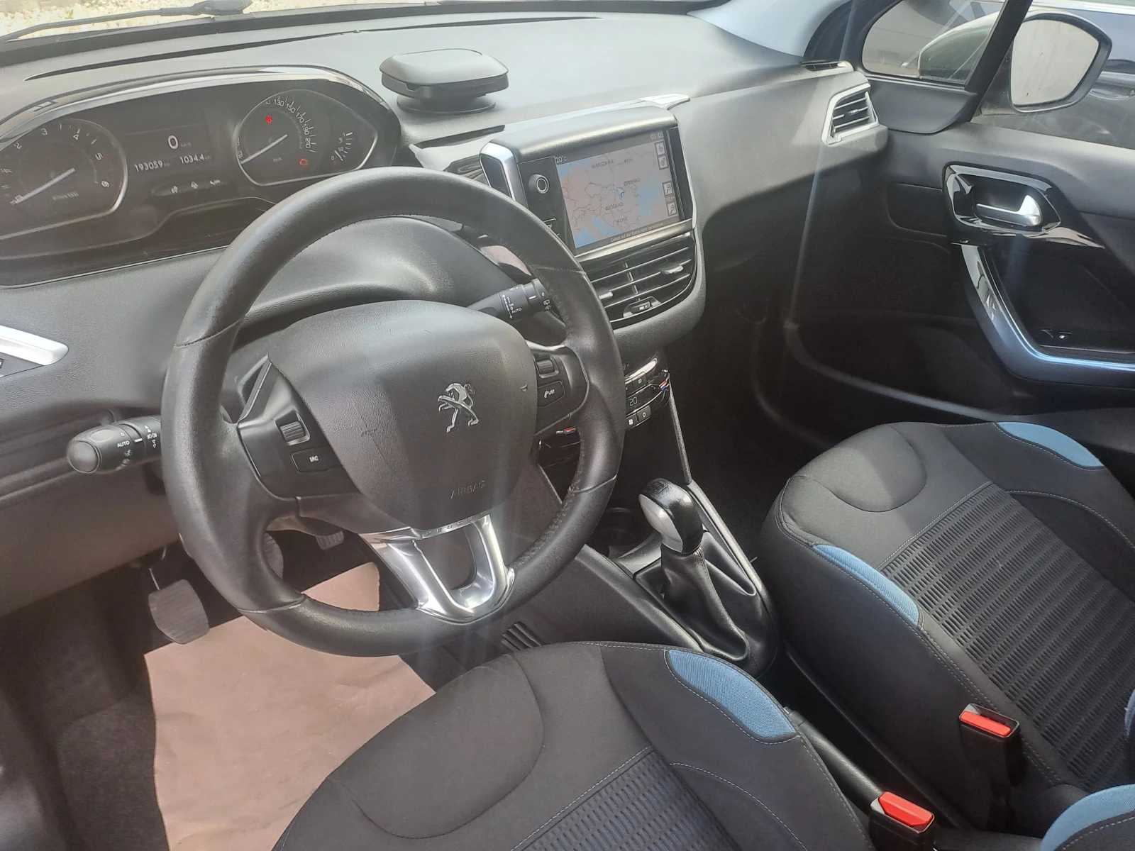 Peugeot 208 1.6HDI ESKLUZIVE 92PS, снимка 4 - Автомобили и джипове - 54087035