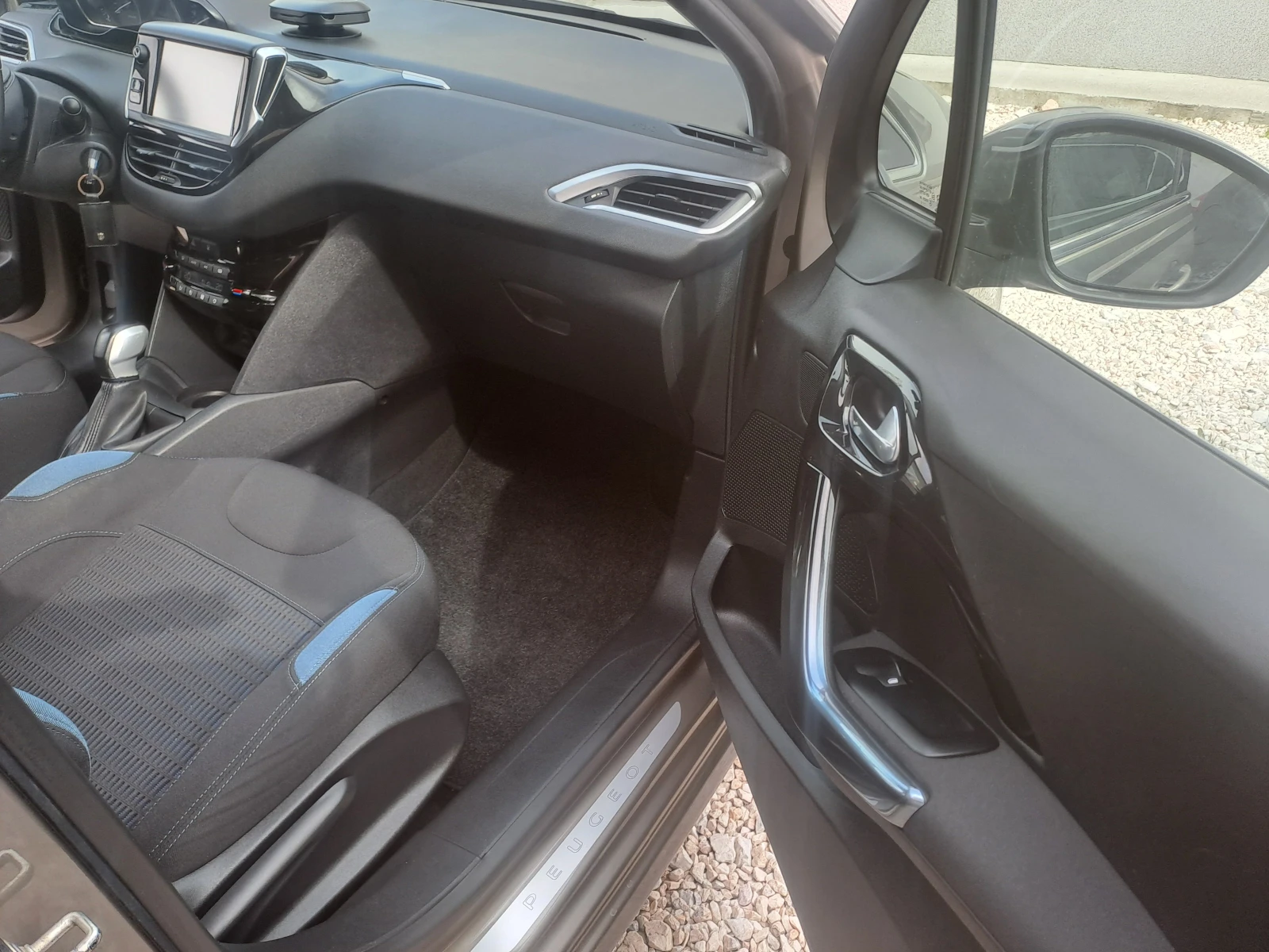 Peugeot 208 1.6HDI ESKLUZIVE 92PS, снимка 11 - Автомобили и джипове - 54087035
