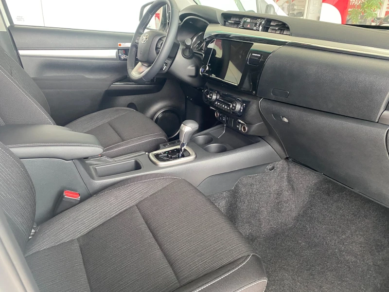 Toyota Hilux 2.4 D Style AT, снимка 11 - Автомобили и джипове - 49539143