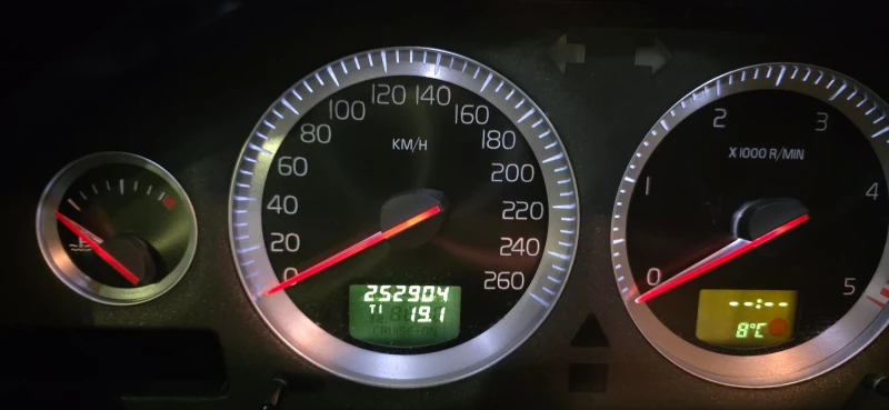 Volvo Xc90 2.4 AWD, снимка 8 - Автомобили и джипове - 52676132