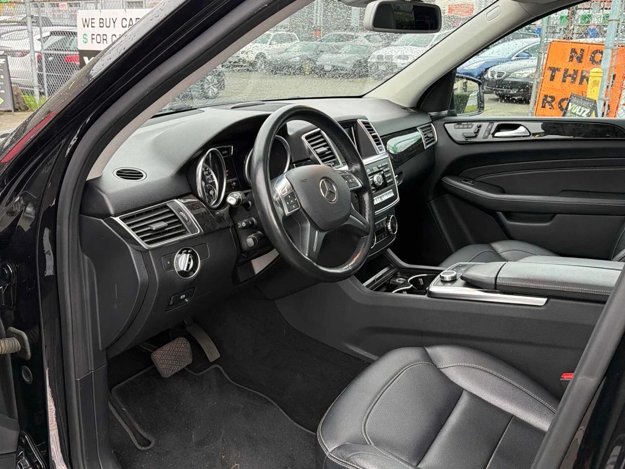 Mercedes-Benz ML 350 BlueTec* ВъздушноОкачване* AMG pack* Подгреви* H&К, снимка 6 - Автомобили и джипове - 54028233