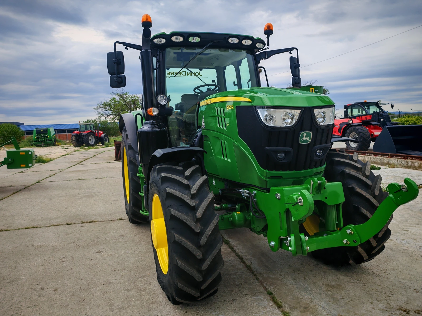 Трактор John Deere 6135R лизинг с първоначална вноска 20% - изображение 2