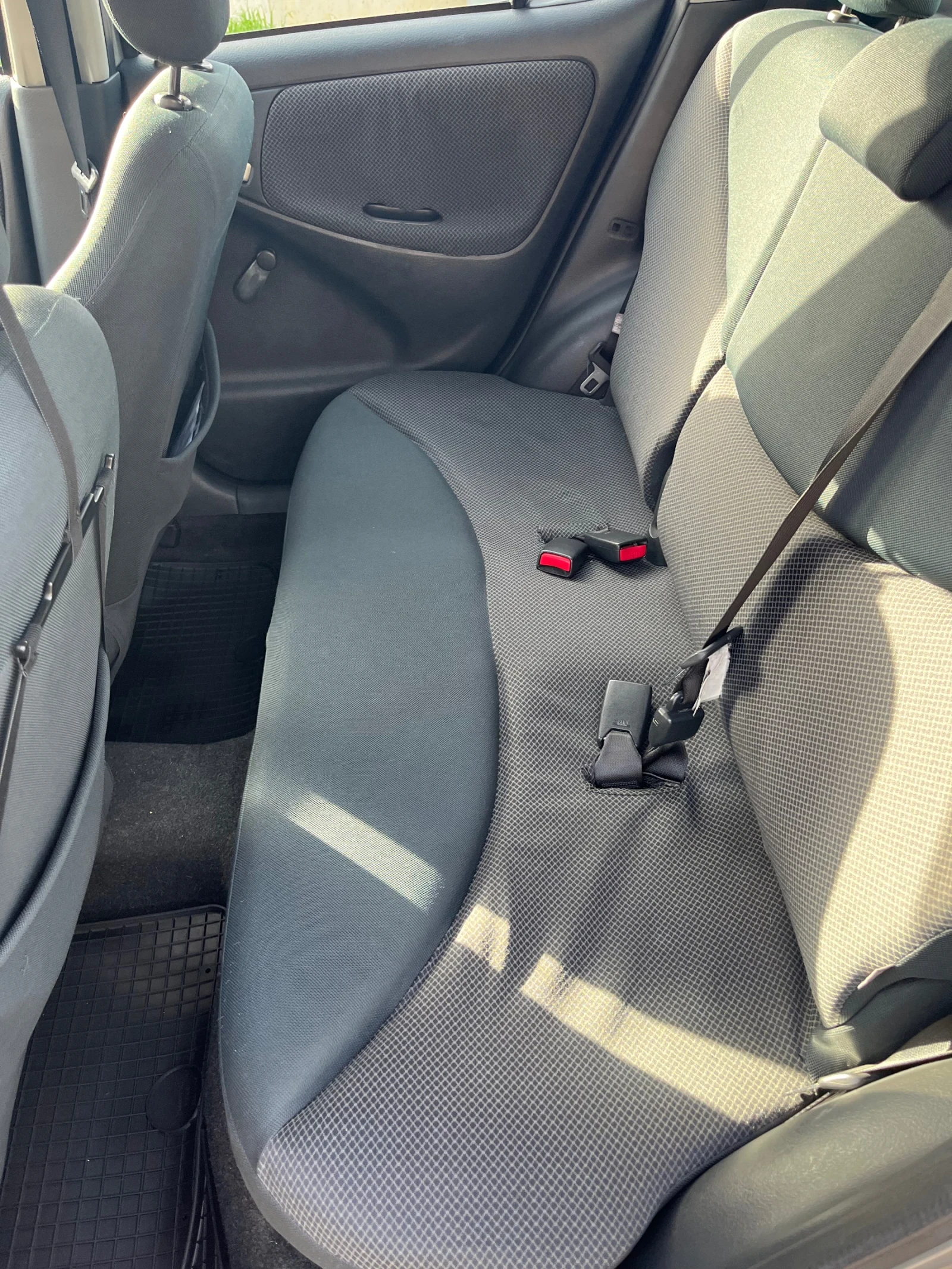Toyota Yaris 1.0 - изображение 6