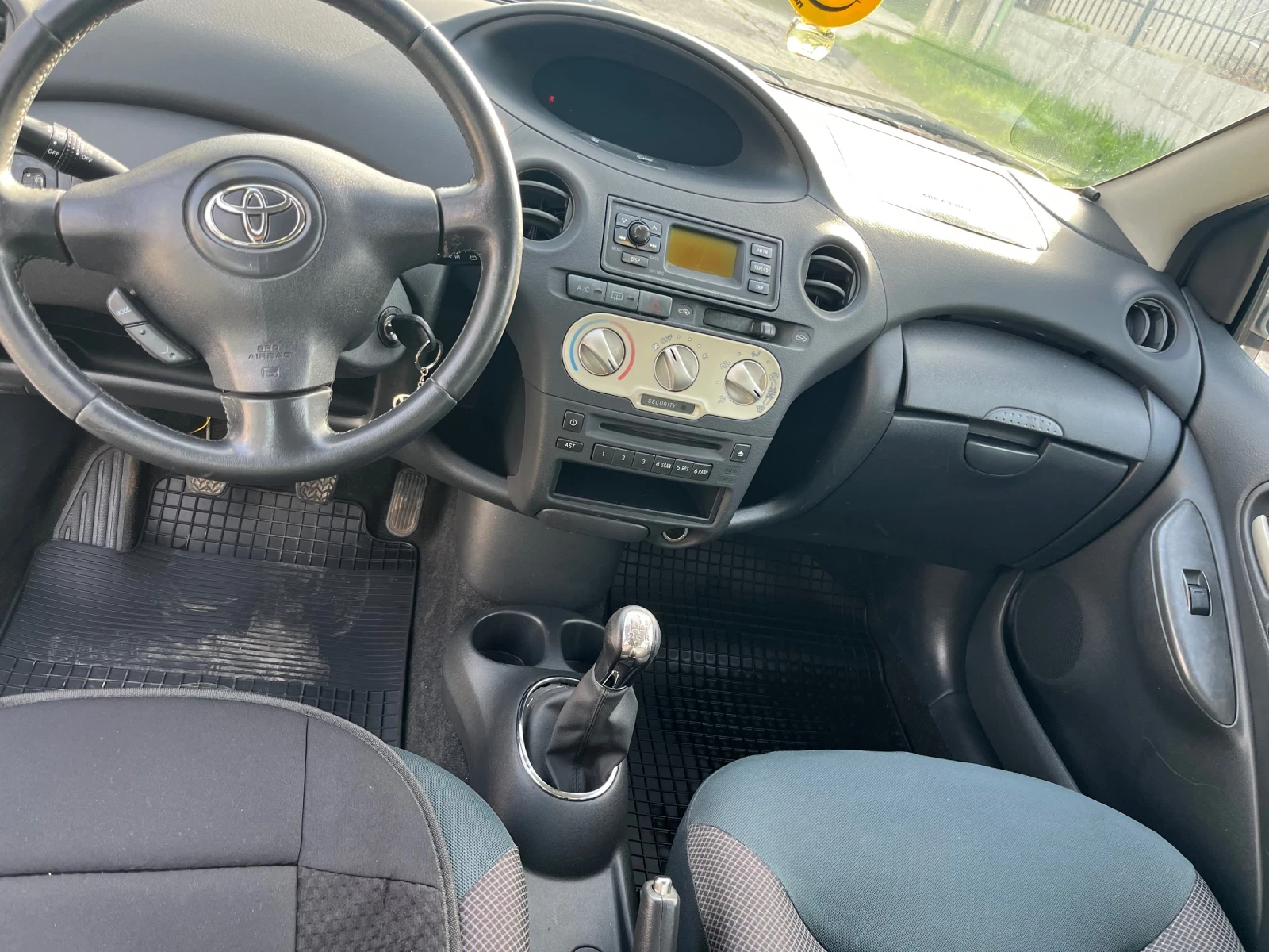 Toyota Yaris 1.0 - изображение 7