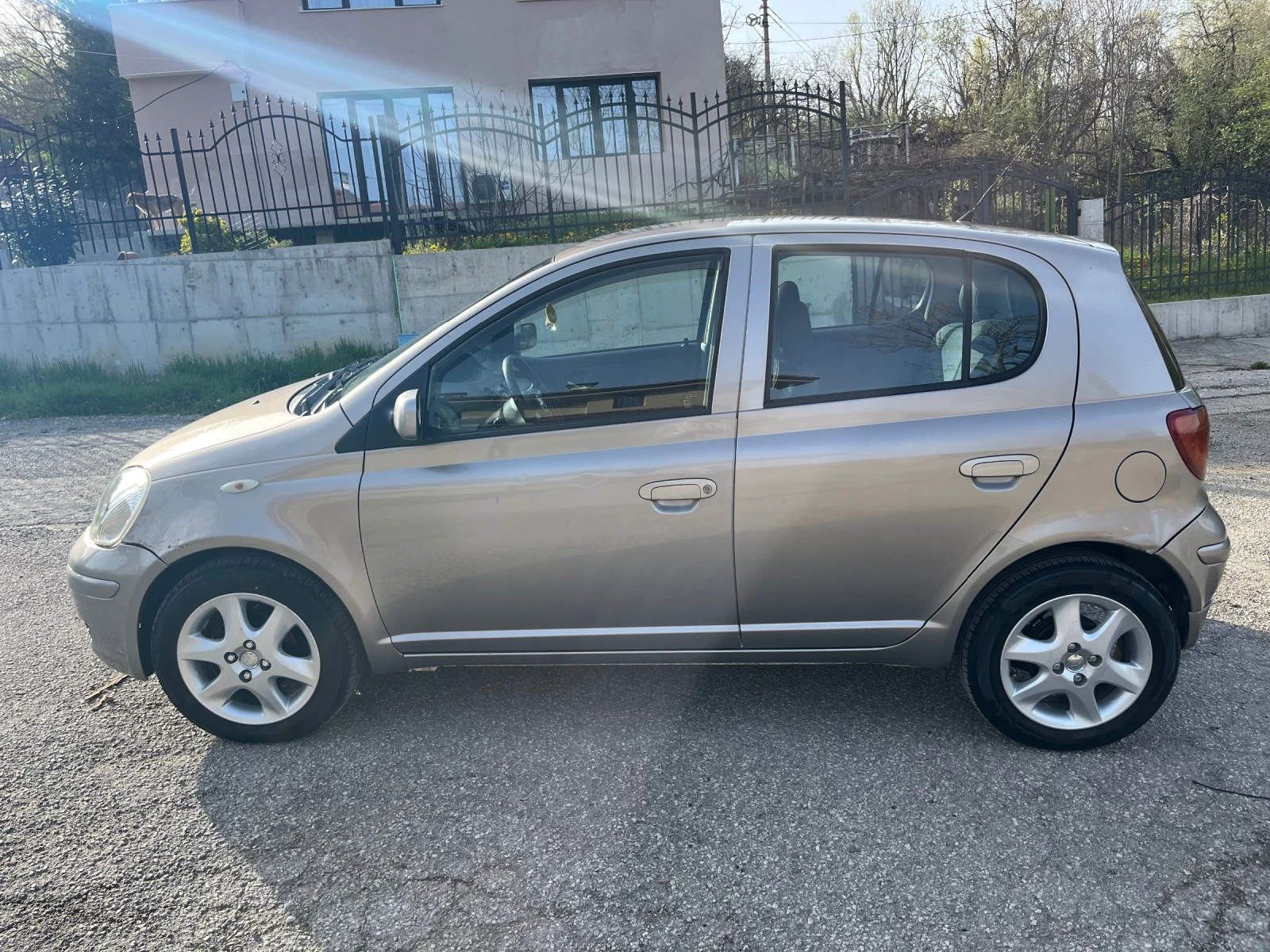Toyota Yaris 1.0 - изображение 3