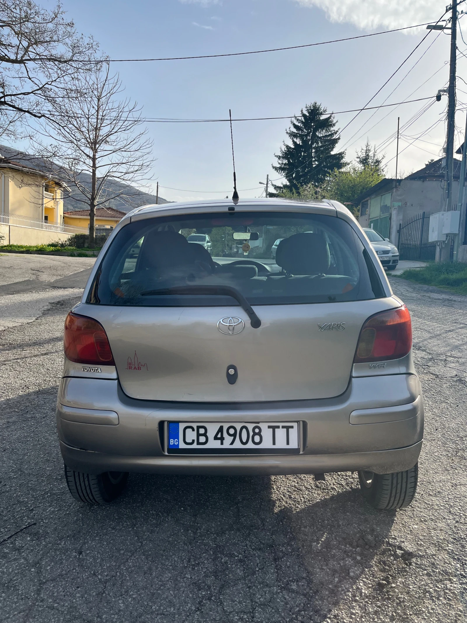 Toyota Yaris 1.0 - изображение 4