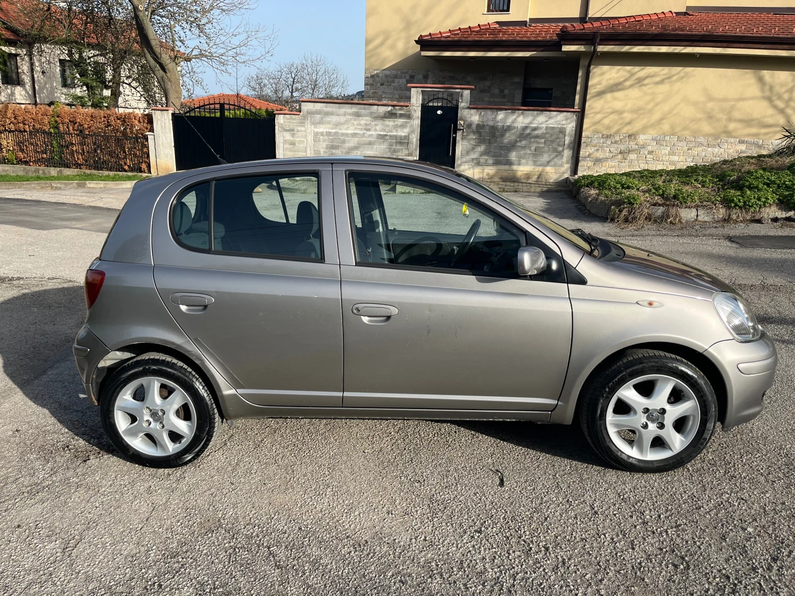 Toyota Yaris 1.0 - изображение 2