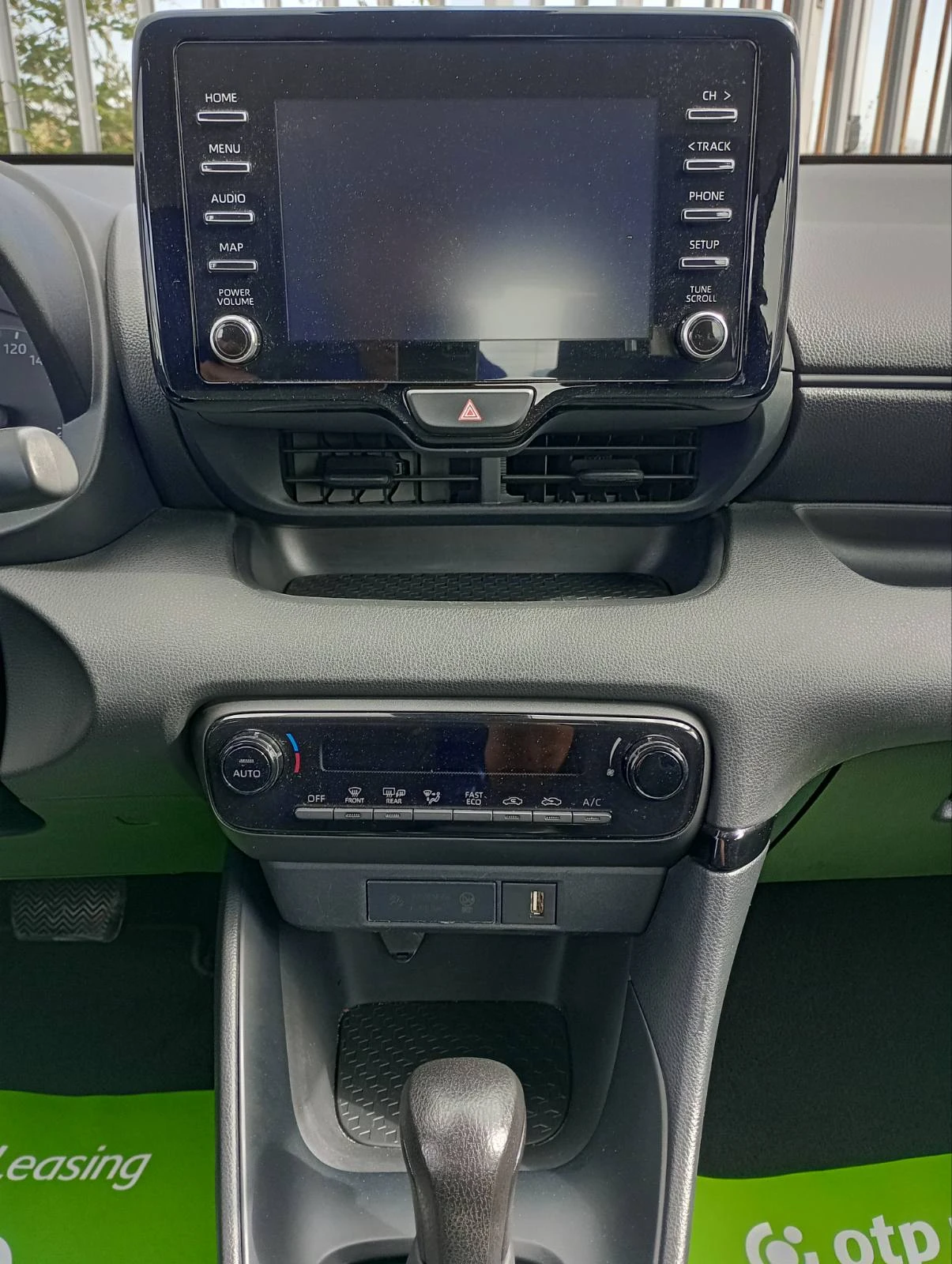 Toyota Yaris 1.5 93 кс Hybrid e-CVT  - изображение 8