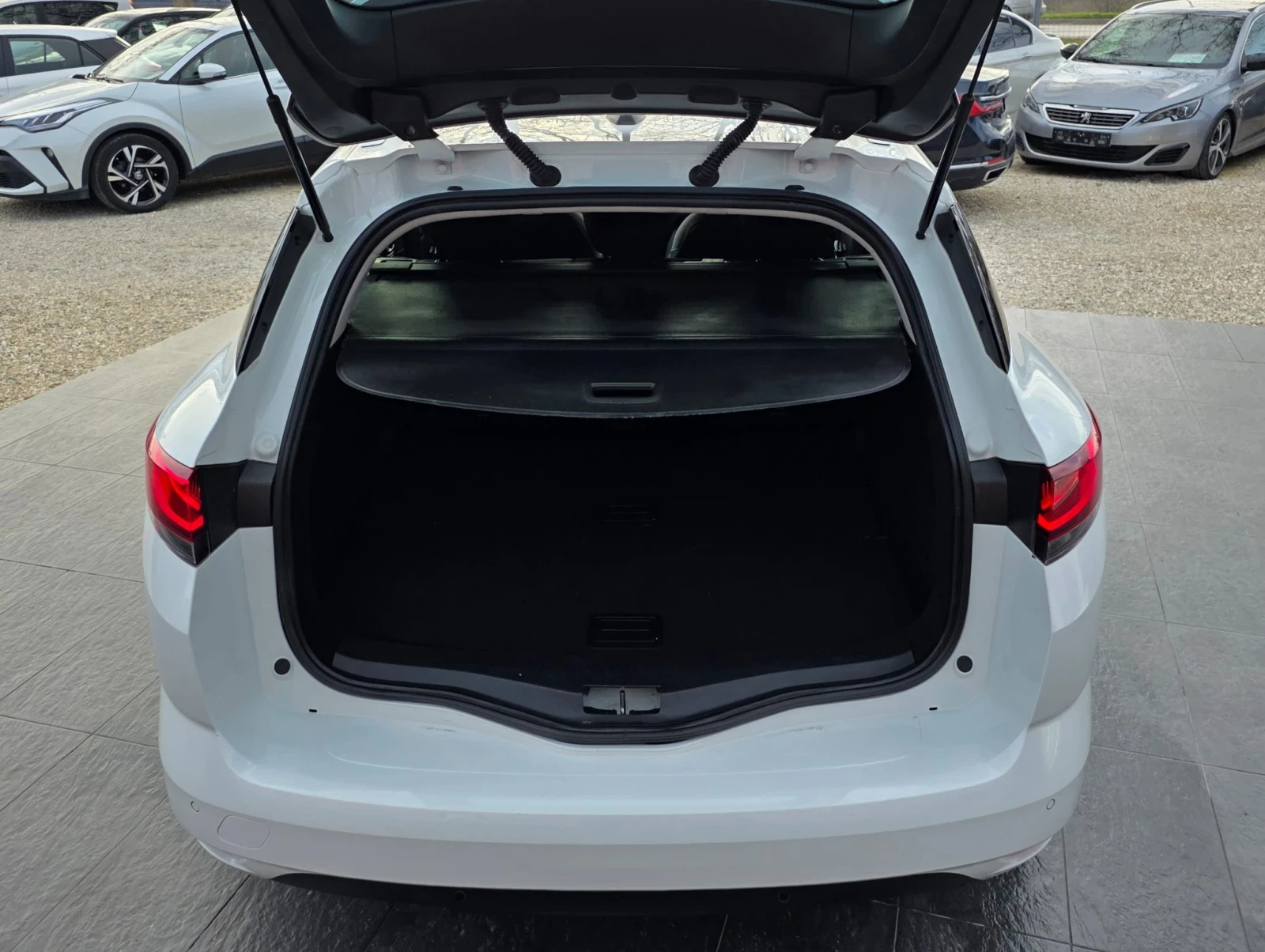 Renault Megane 1.5dci AT Grandtour, снимка 12 - Автомобили и джипове - 54088142