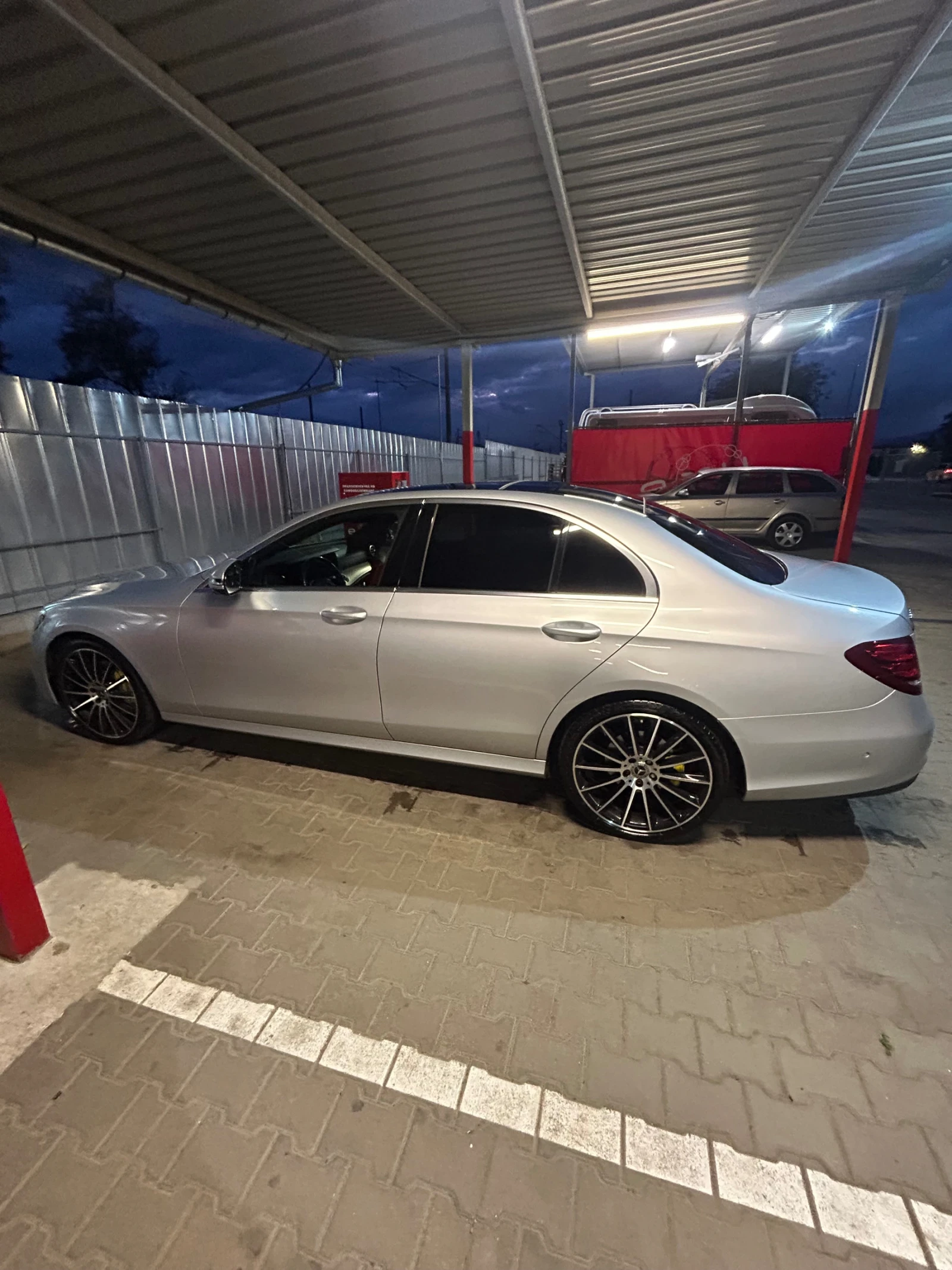 Mercedes-Benz E 220, снимка 3 - Автомобили и джипове - 56691814