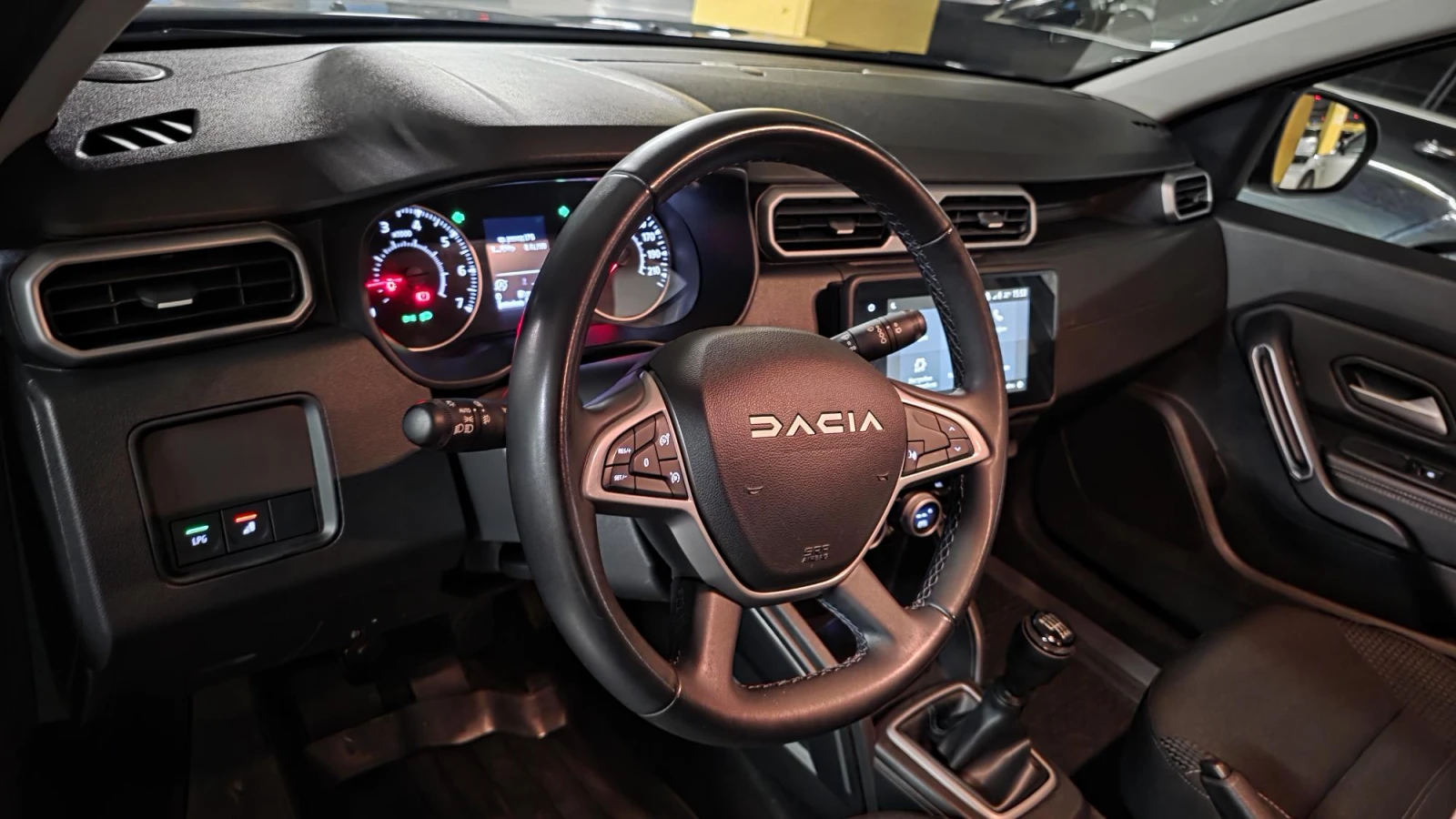 Dacia Duster, снимка 16 - Автомобили и джипове - 54737079