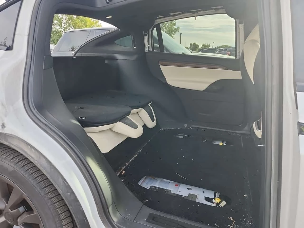 Tesla Model X / AWD / ОТ ПРЕДСТАВИТЕЛСТВО НА ТЕСЛА / АВТОКРЕДИТ, снимка 13 - Автомобили и джипове - 56179349