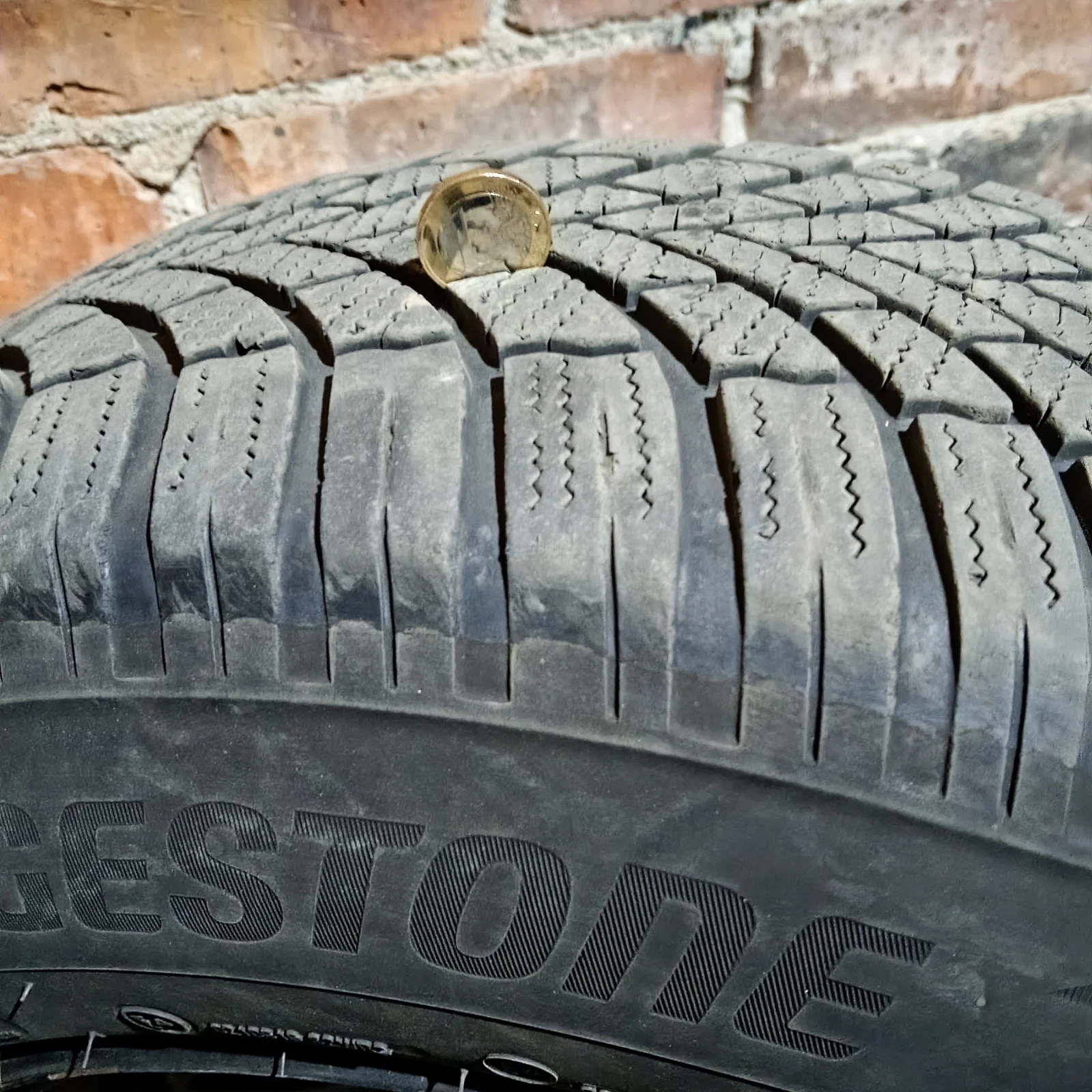 Гуми с джанти Bridgestone 205/70R15, снимка 2 - Гуми и джанти - 55486294