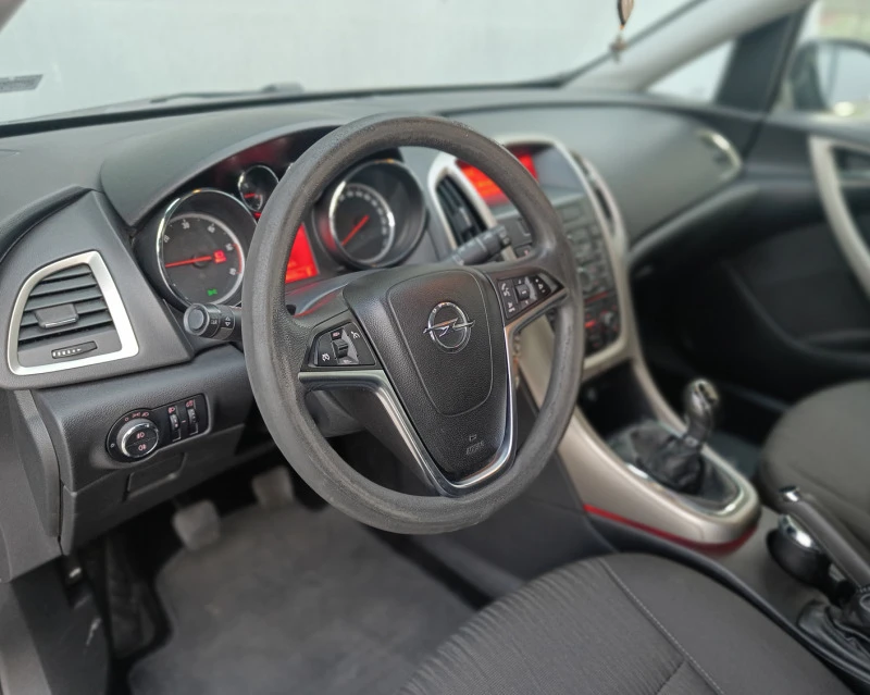 Opel Astra 1.7 CDTI, снимка 15 - Автомобили и джипове - 45709798