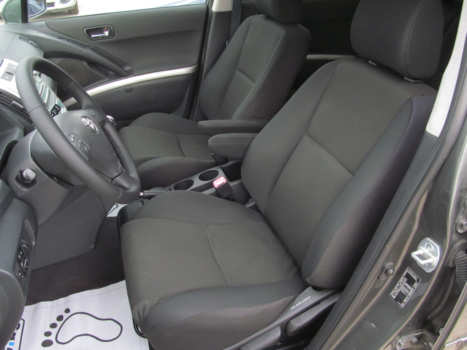 Toyota Corolla verso 1.6 БЕНЗИН - изображение 10