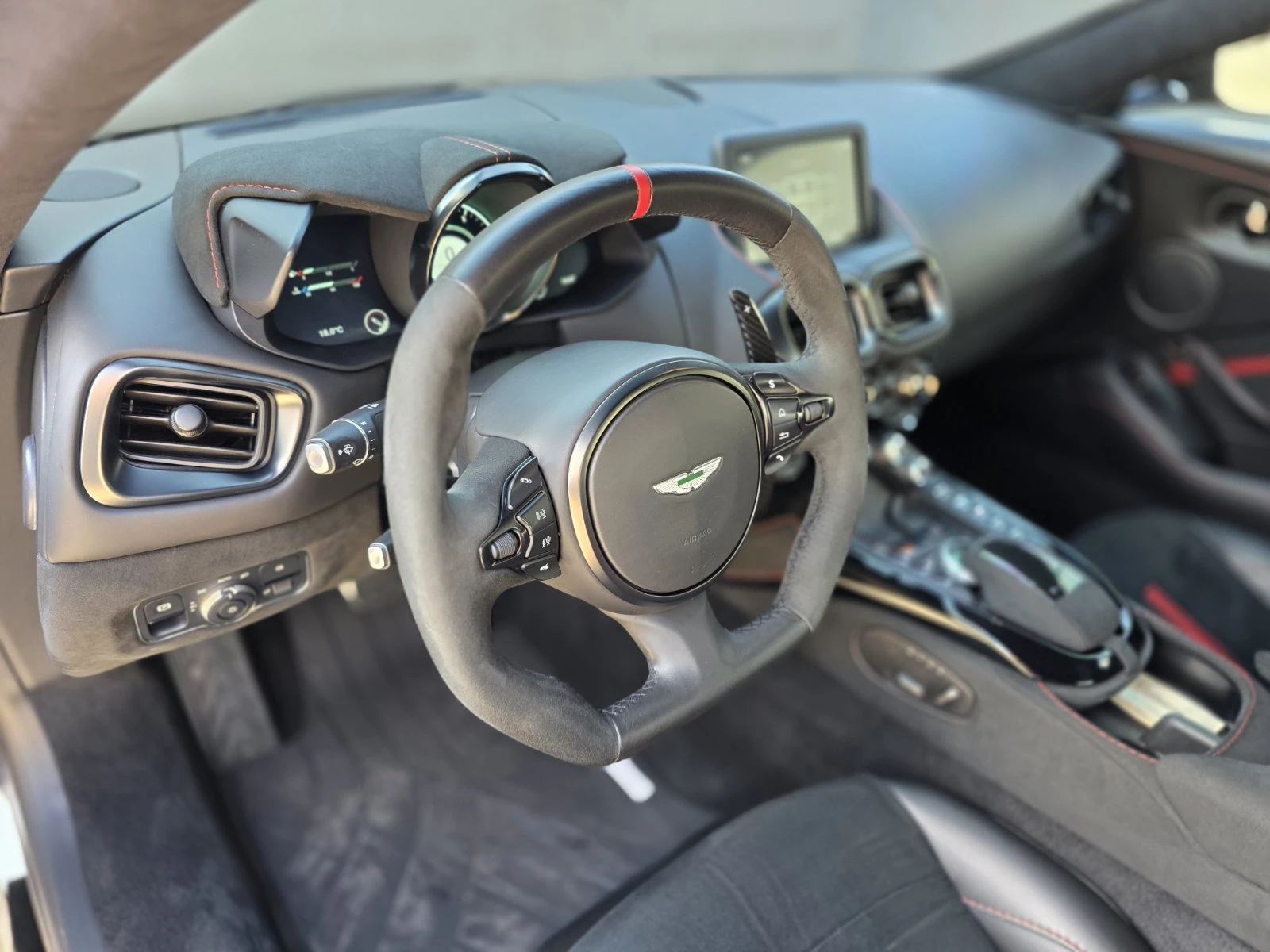 Aston Martin V8 Vantage, снимка 11 - Автомобили и джипове - 51876086