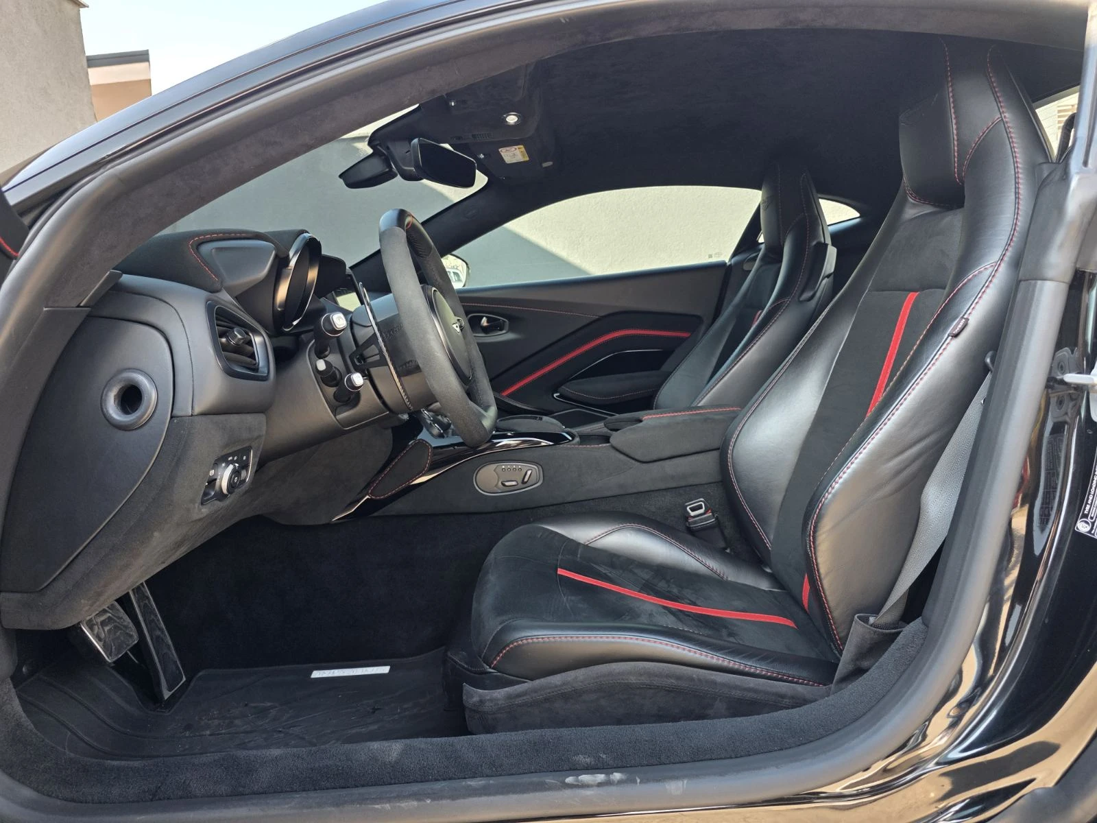 Aston Martin V8 Vantage, снимка 9 - Автомобили и джипове - 51876086