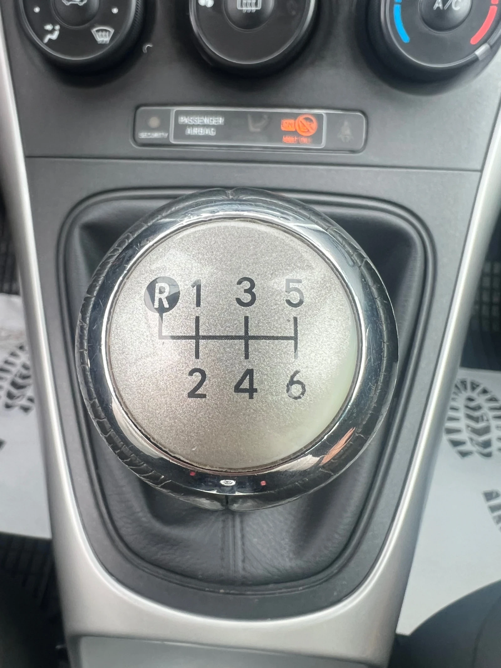 Toyota Auris 1.3 88 000 км - изображение 8