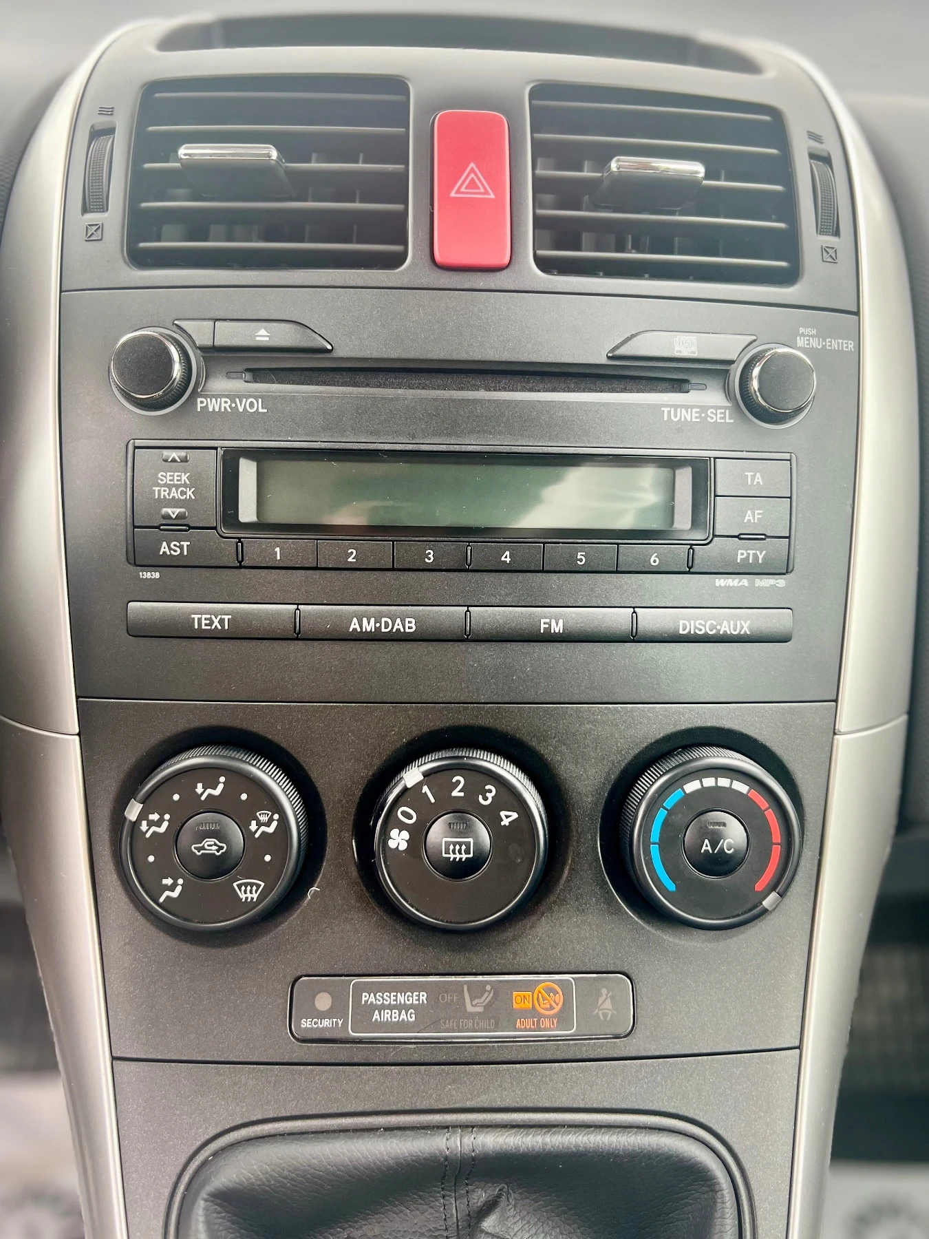 Toyota Auris 1.3 88 000 км - изображение 7