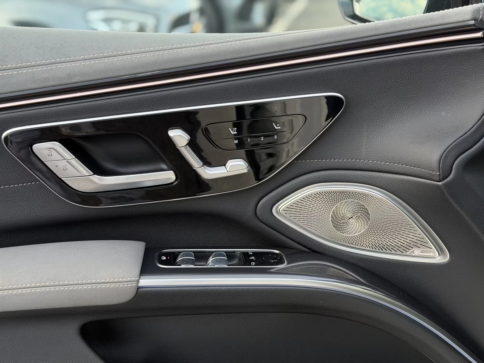 Mercedes-Benz EQS 450+ MultiB 360 DIST AIR PANO W/P+ HUD Burmester, снимка 11 - Автомобили и джипове - 54463344