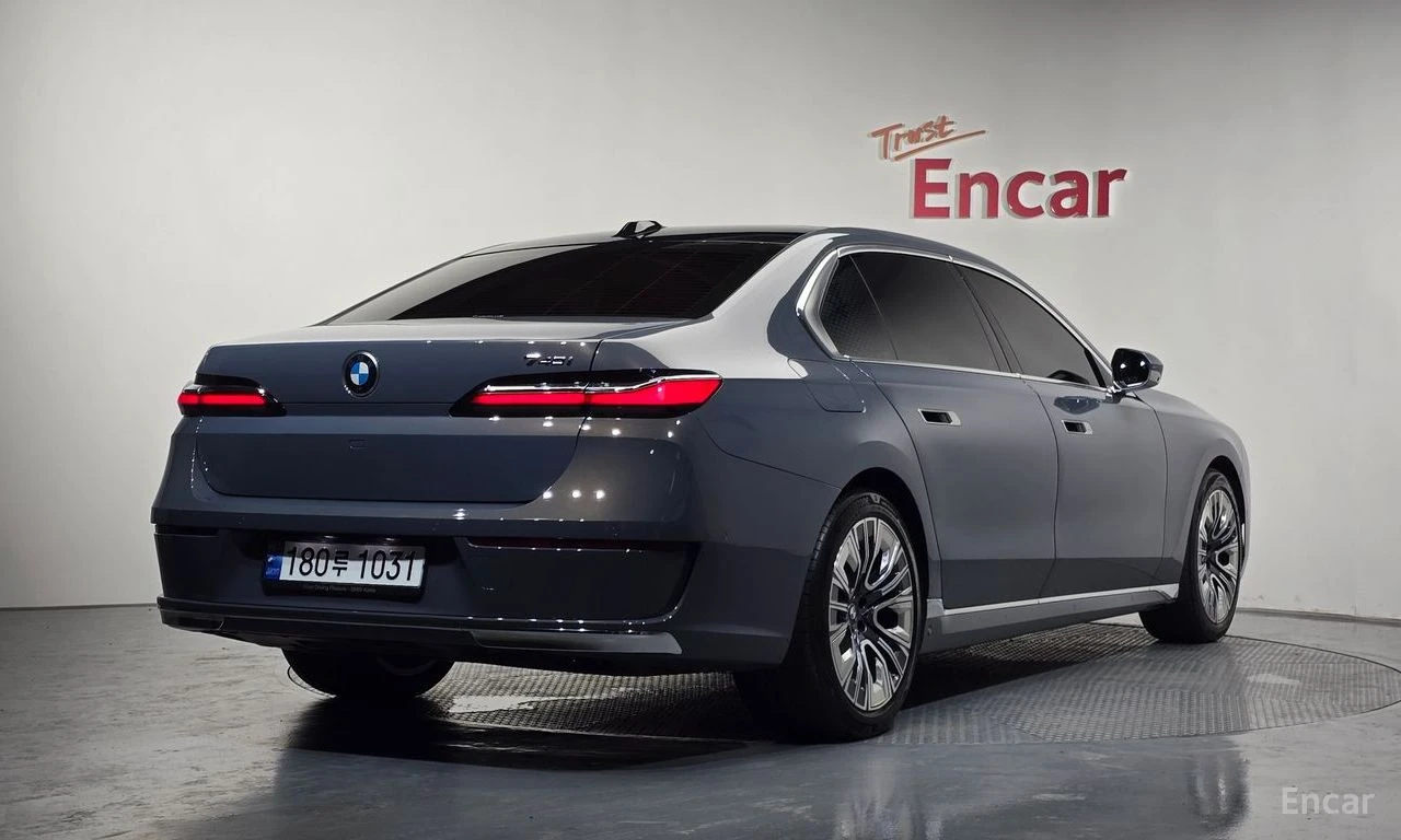 BMW 740 BOWER* WILKINS* ОБДУХВАНЕ* ДИСТРОНИК* ХЕДЪП* 360КА, снимка 2 - Автомобили и джипове - 56300921